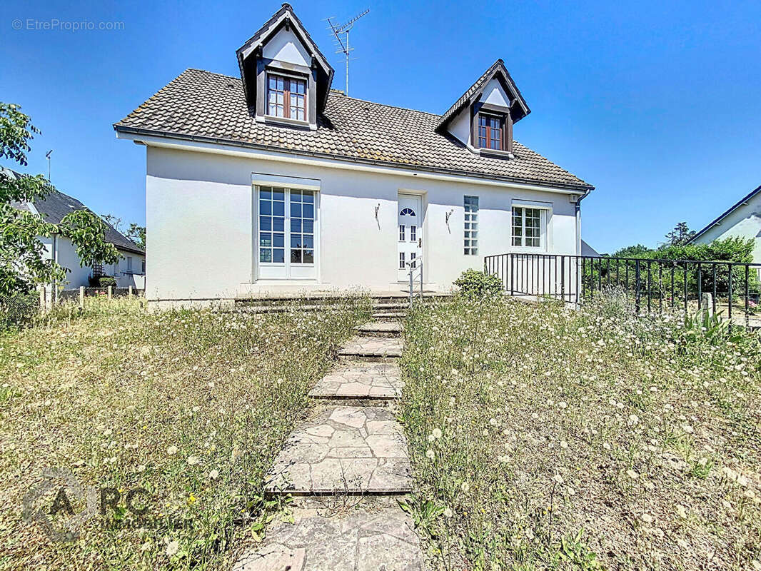 Maison à SAINT-JEAN-DE-LA-RUELLE