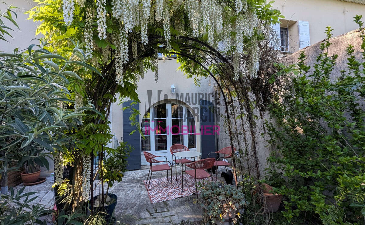 Maison à ENTRAIGUES-SUR-LA-SORGUE