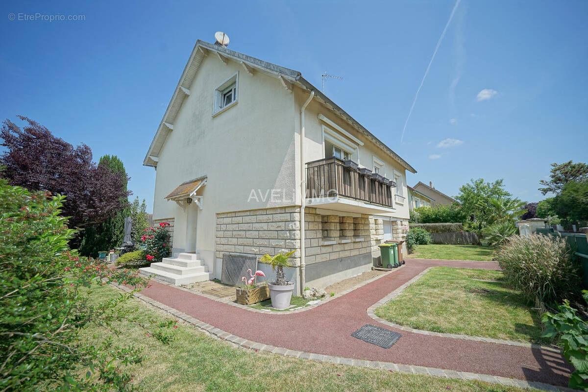 Maison à LA QUEUE-LES-YVELINES