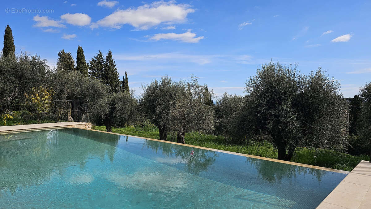 Maison à CHATEAUNEUF-GRASSE