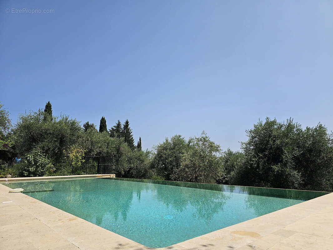 Maison à CHATEAUNEUF-GRASSE