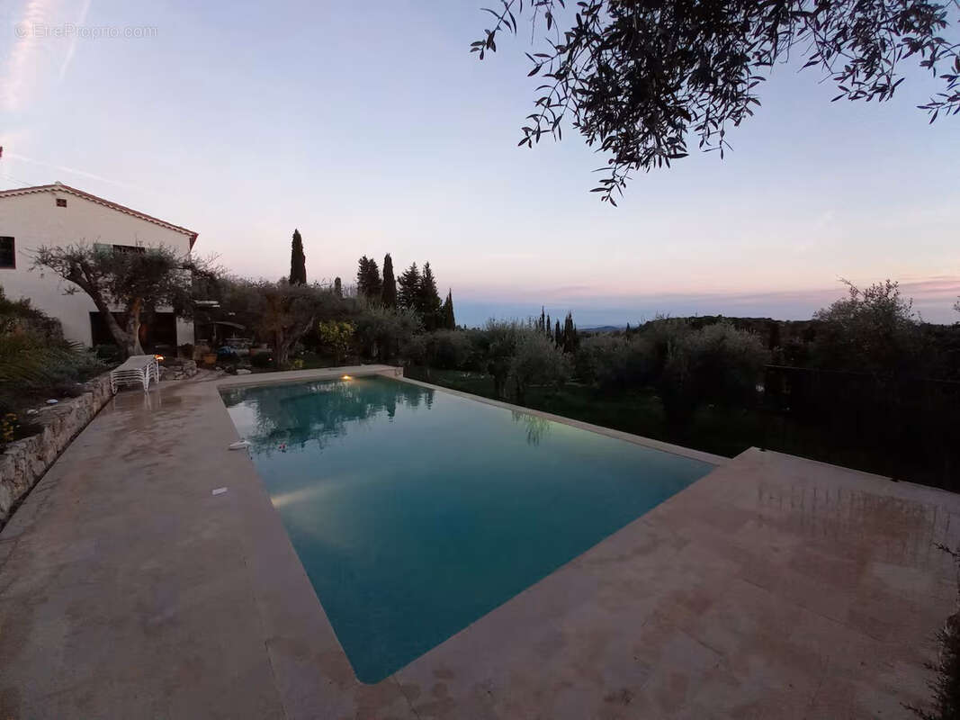 Maison à CHATEAUNEUF-GRASSE