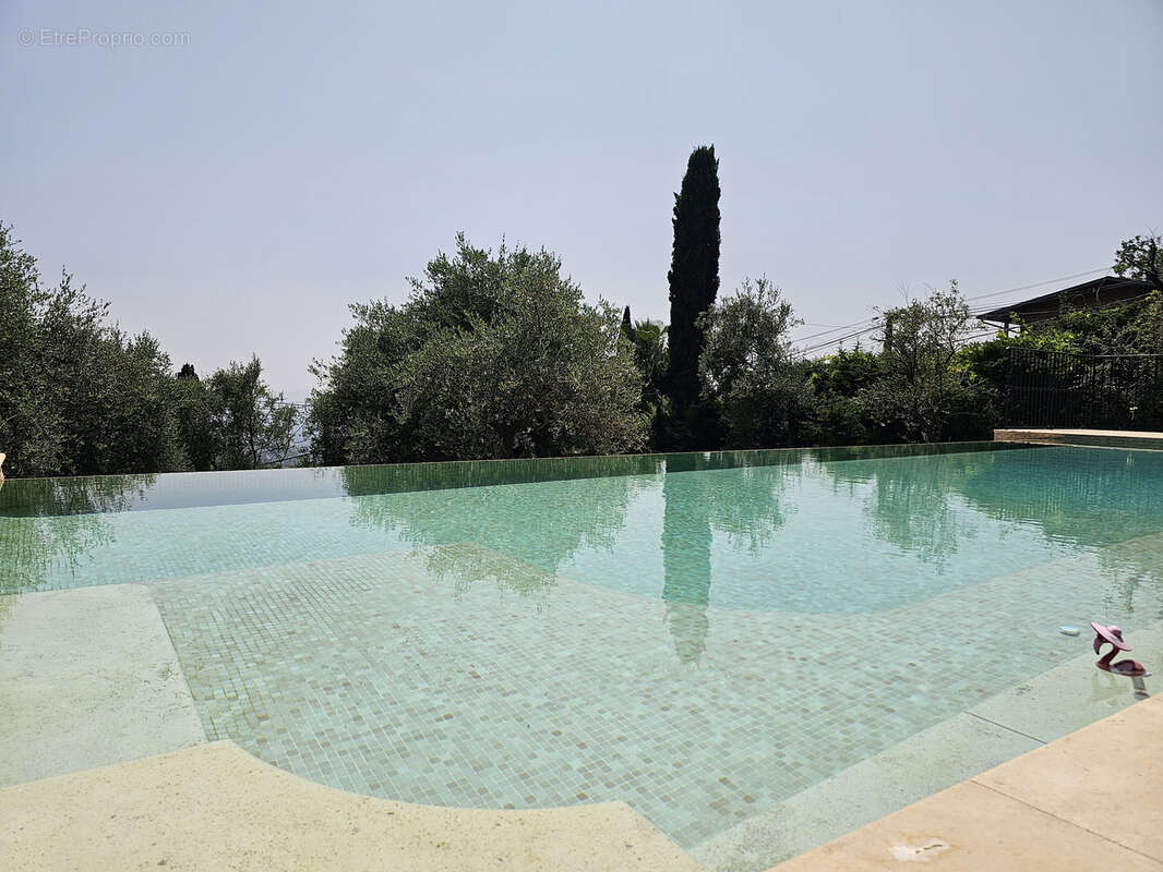 Maison à CHATEAUNEUF-GRASSE