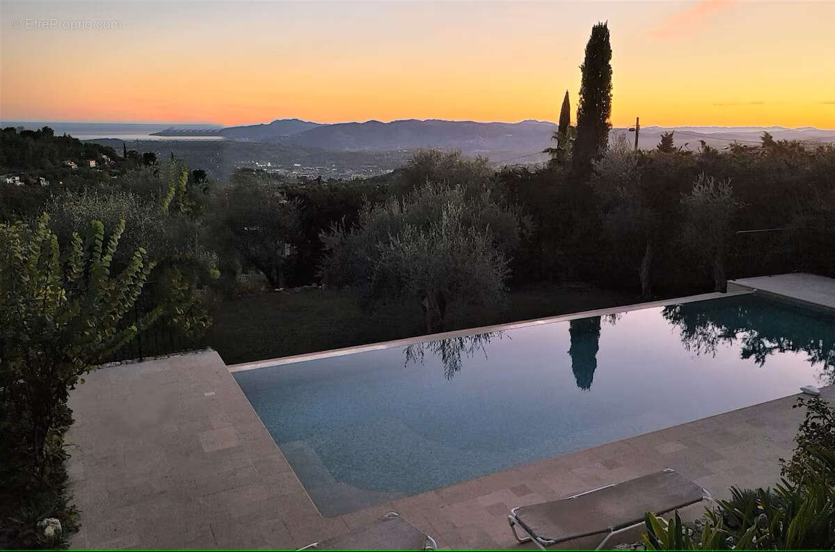 Maison à CHATEAUNEUF-GRASSE