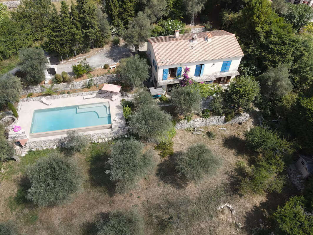 Maison à CHATEAUNEUF-GRASSE
