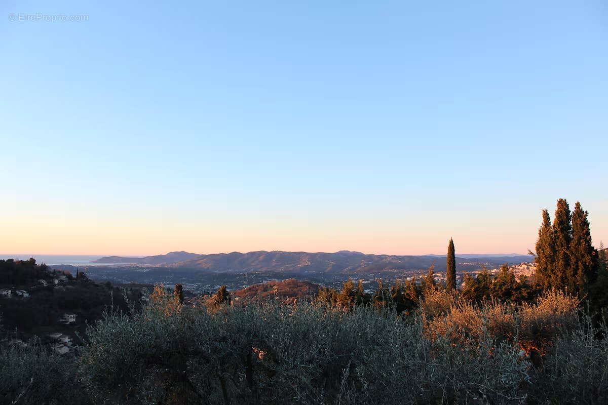 Maison à CHATEAUNEUF-GRASSE