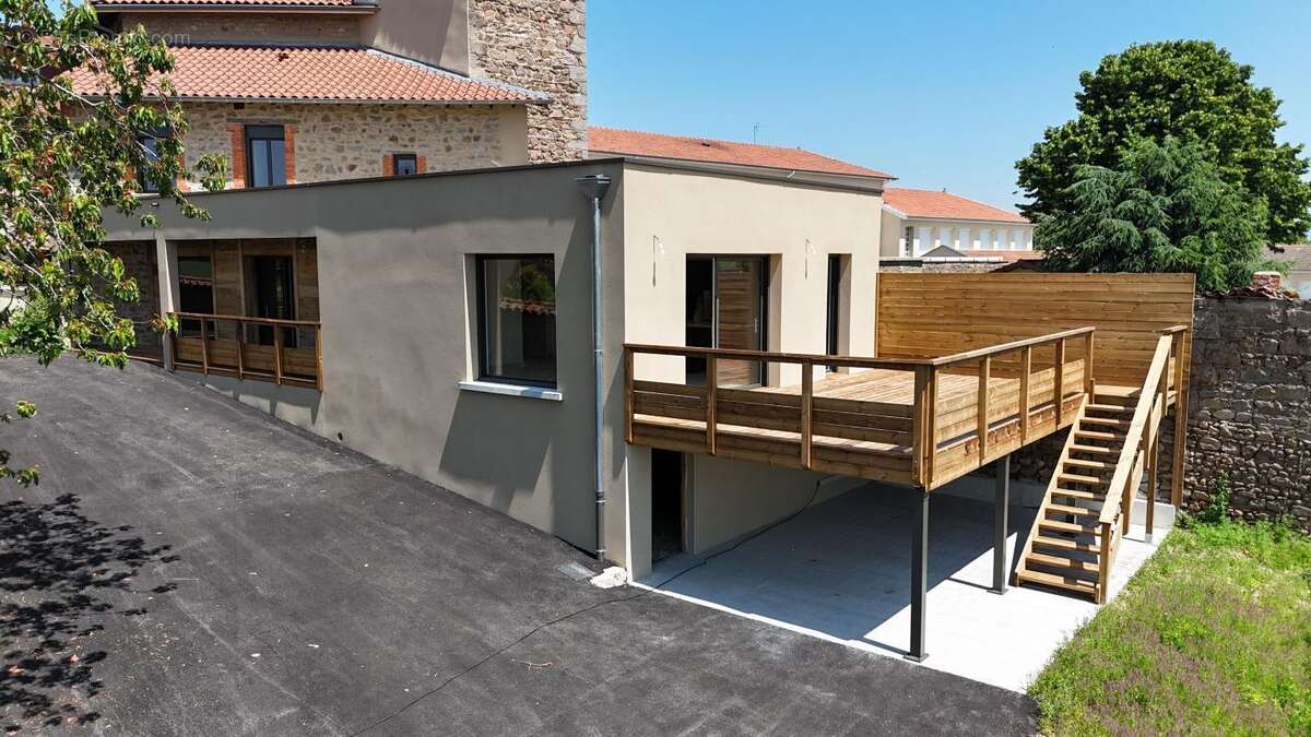 Maison à SAINT-LAURENT-DE-CHAMOUSSET