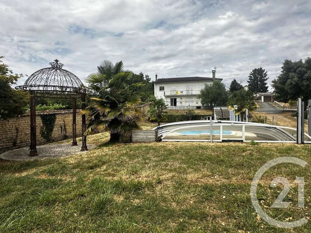 Maison à CHEF-BOUTONNE