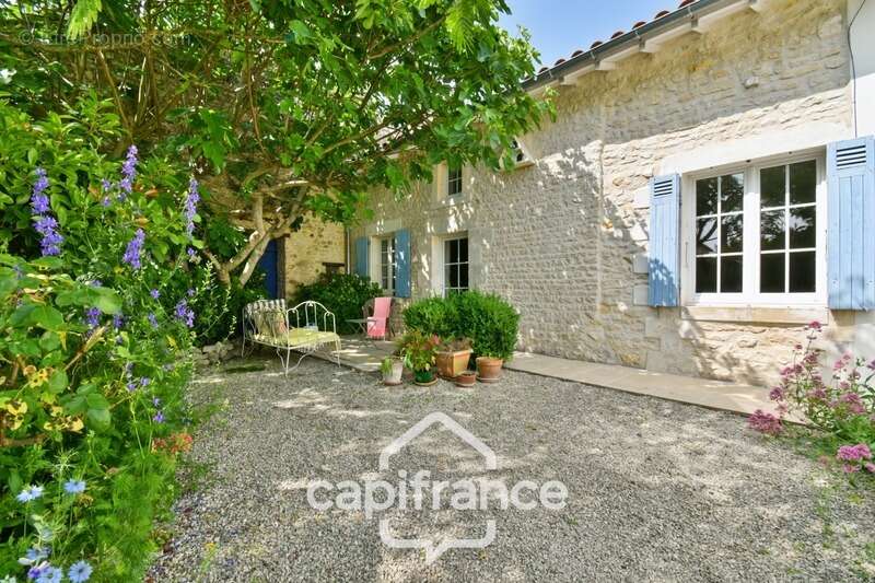 Maison à COURCELLES