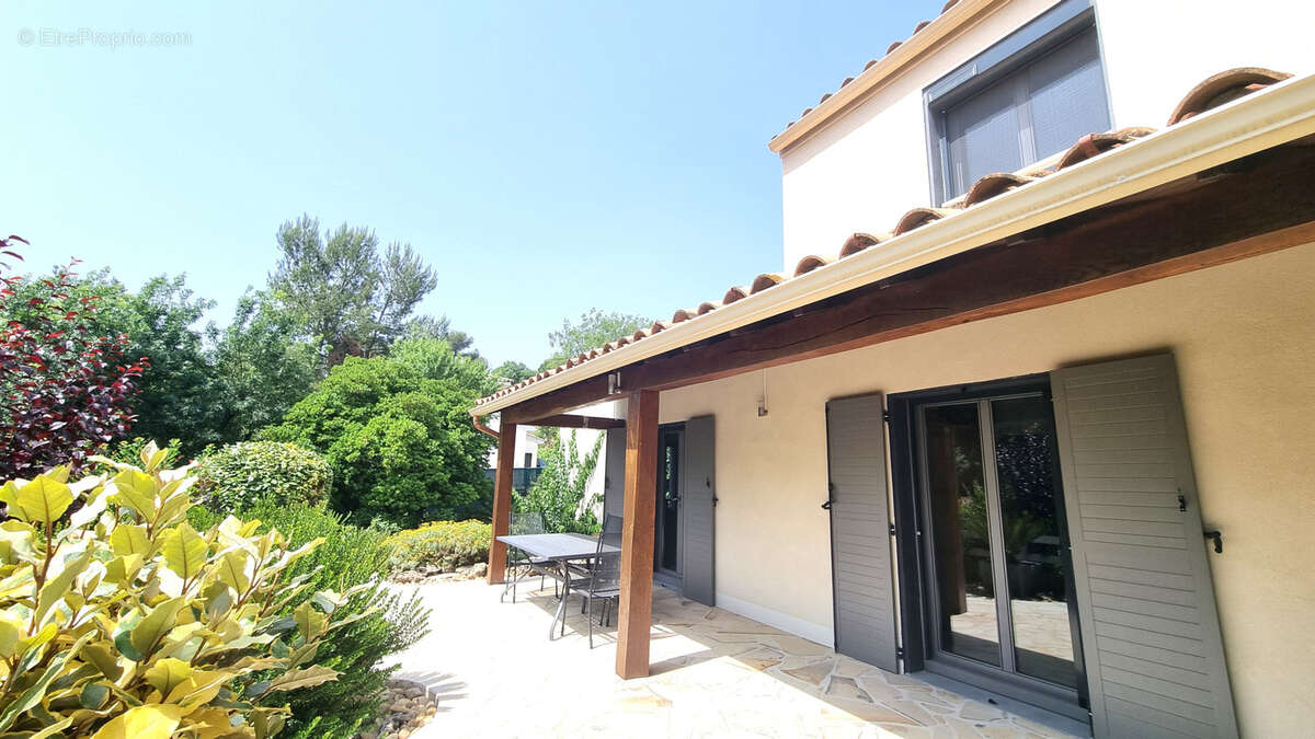 Maison à SAINT-CLEMENT-DE-RIVIERE