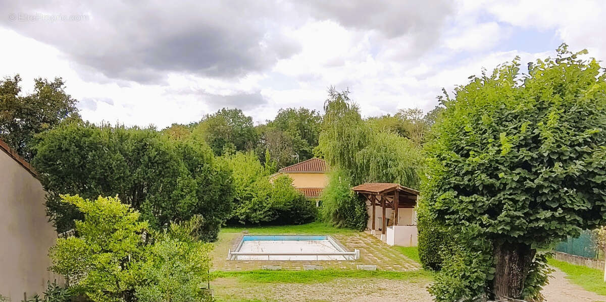 Terrain à LES CHERES