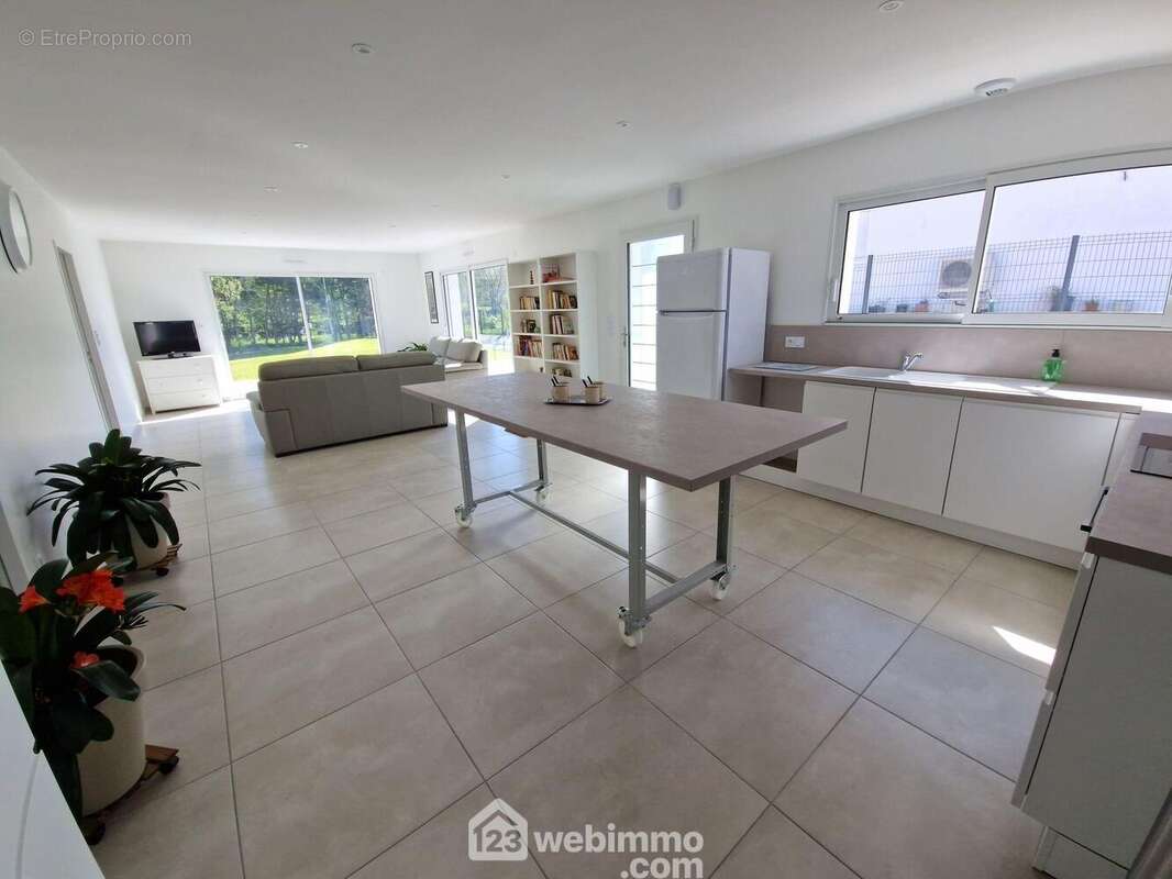 Pièce de vie sous un autre angle - Appartement à LA ROCHE-SUR-YON