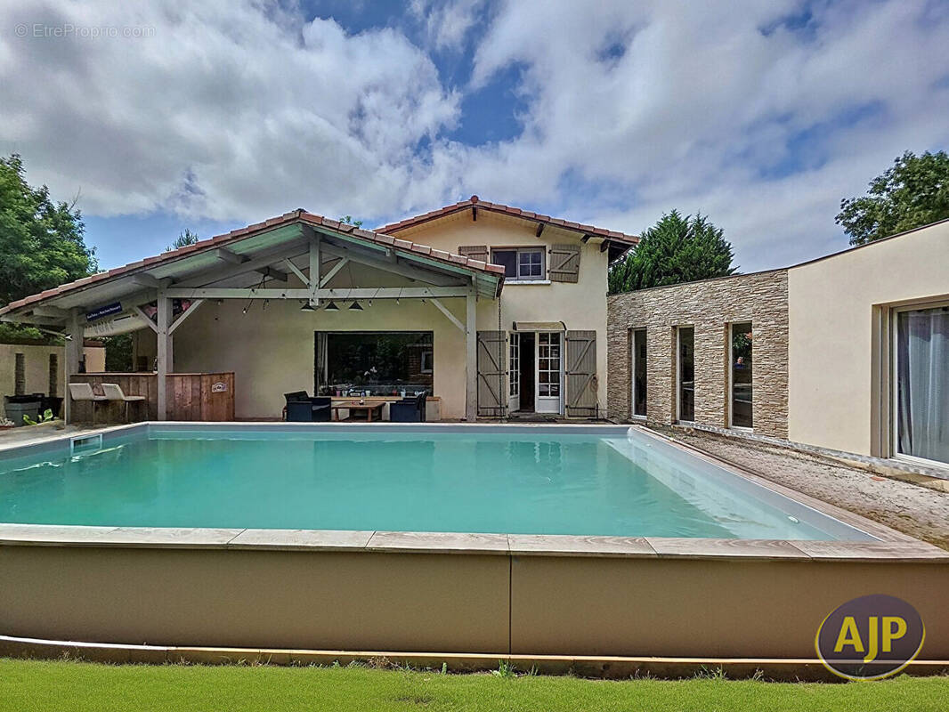 Maison à PARENTIS-EN-BORN