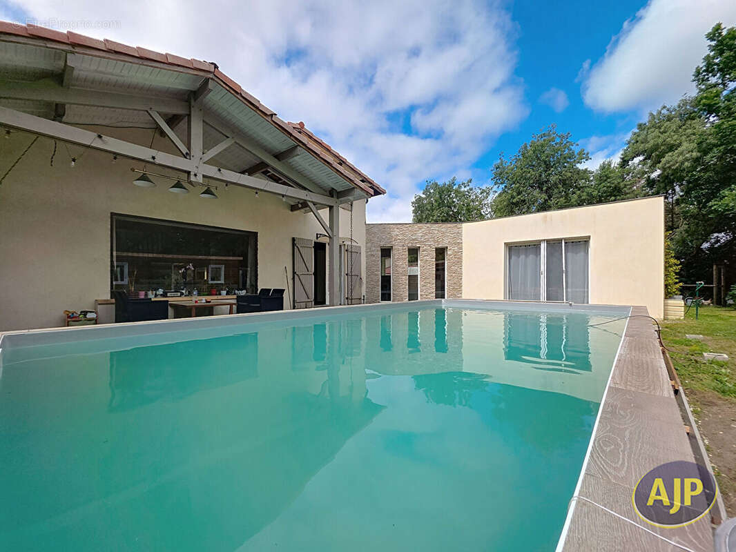 Maison à PARENTIS-EN-BORN