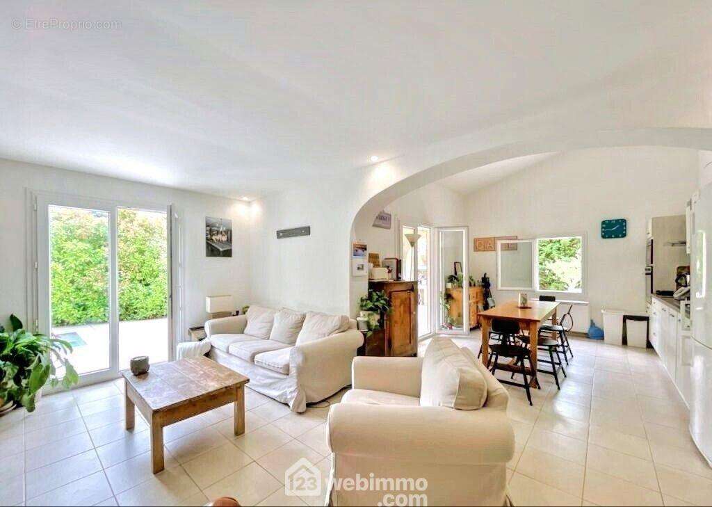 Ambiance chaleureuse et volumes généreux, ouverts sur le jardin. - Maison à SAINTE-MAXIME