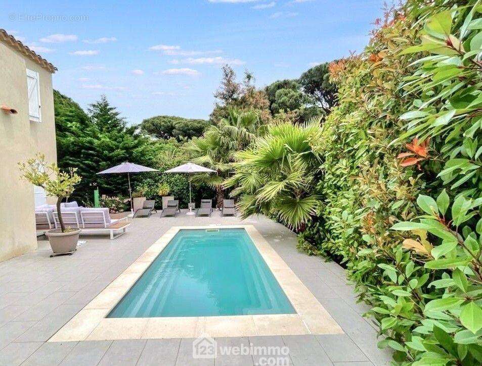 Ambiance de vacances avec piscine plein sud et coin lounge à l?ombre des parasols - Maison à SAINTE-MAXIME