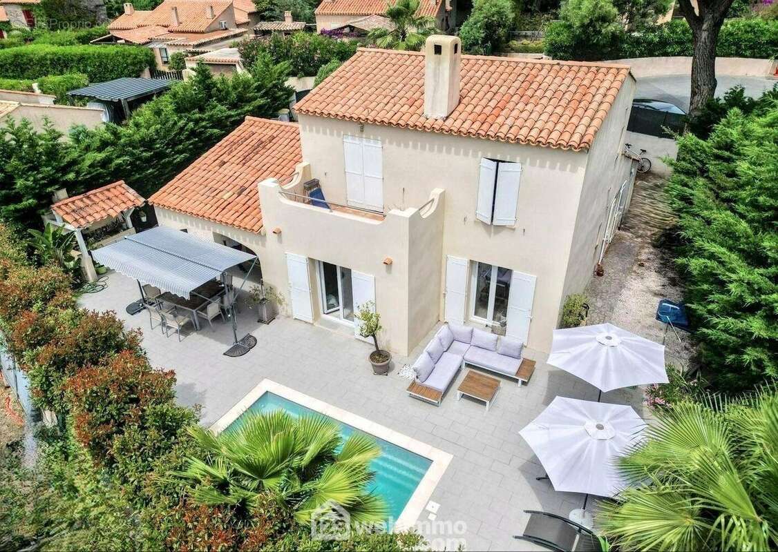 Villa lumineuse en parfait état, avec piscine et grande terrasse, au calme d?un domaine résidentiel. - Maison à SAINTE-MAXIME