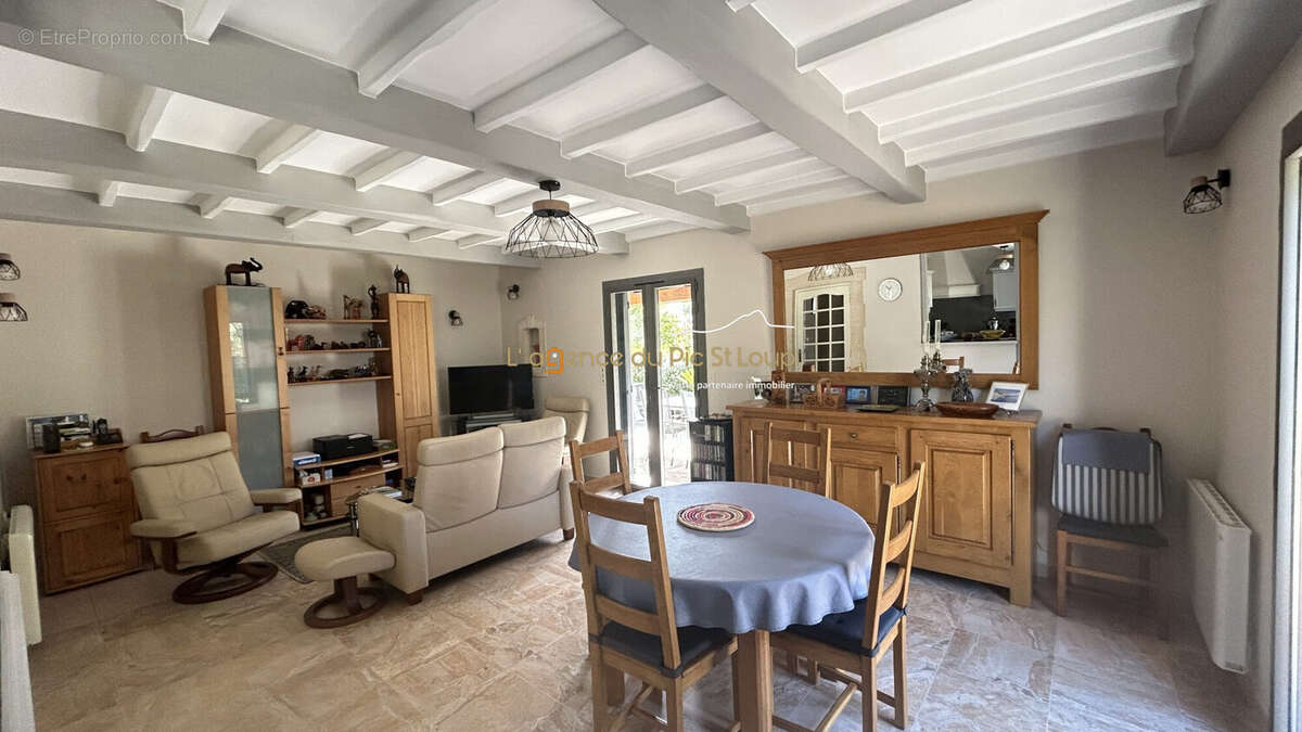 Maison à SAINT-CLEMENT-DE-RIVIERE