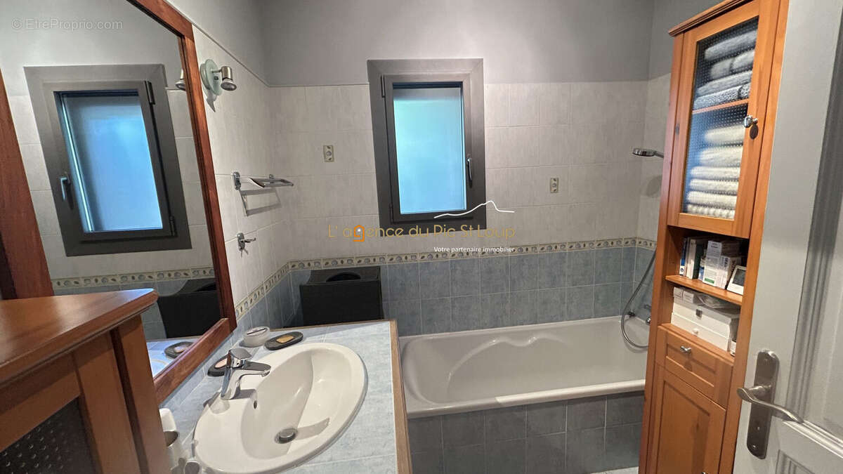 Maison à SAINT-CLEMENT-DE-RIVIERE