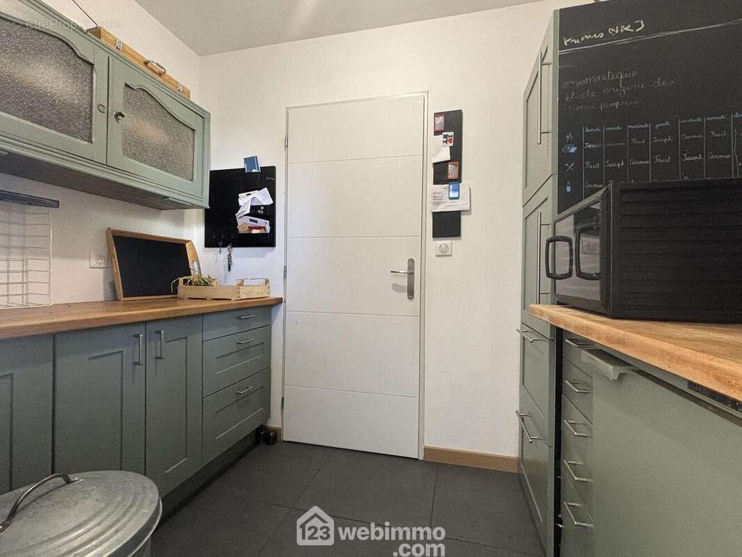 Attenant, le cellier entièrement aménagé de 5 m2. - Maison à SAINT-GEORGES-LES-BAILLARGEAUX