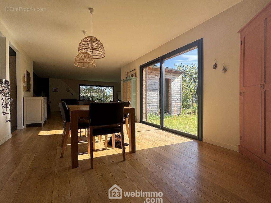 D&#039;un côté, la pièce de vie se déploie sur 74 m2 : - Maison à SAINT-GEORGES-LES-BAILLARGEAUX