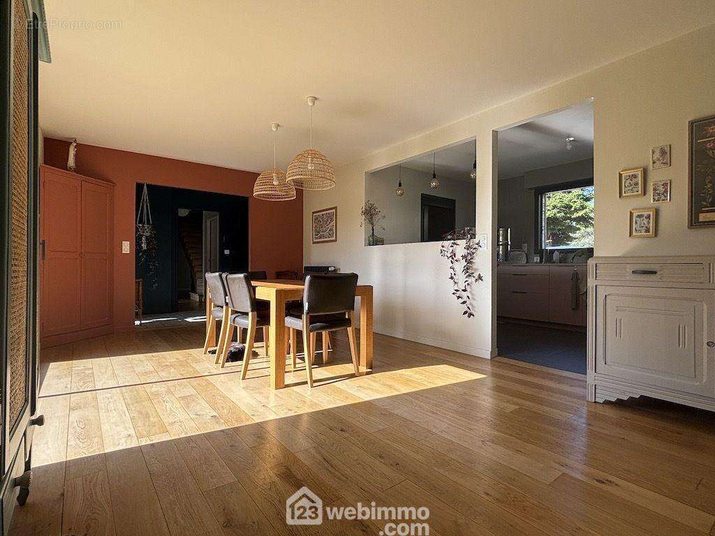 La salle à manger de 20 m2 jouxte... - Maison à SAINT-GEORGES-LES-BAILLARGEAUX