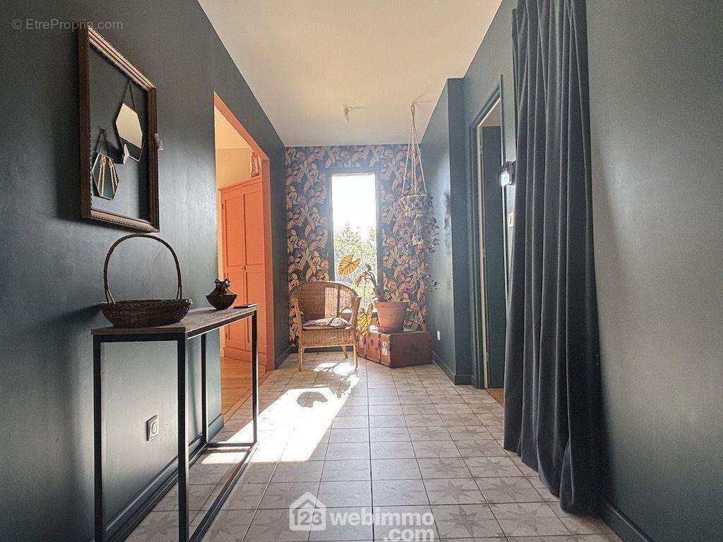 Le hall de caractère nous accueille. - Maison à SAINT-GEORGES-LES-BAILLARGEAUX