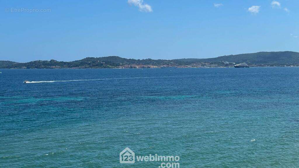 Face au Golfe de Saint-Tropez, un spectacle grand angle à couper le souffle. - Appartement à SAINTE-MAXIME