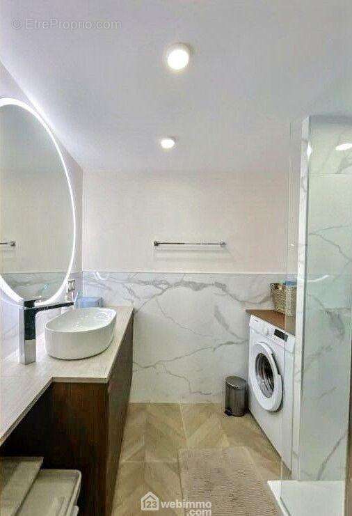 Salle de douche élégante et fonctionnelle, sublimée par l?élégance des matériaux, avec douche à l?italienne et buanderie discrètement intégrée. - Appartement à SAINTE-MAXIME