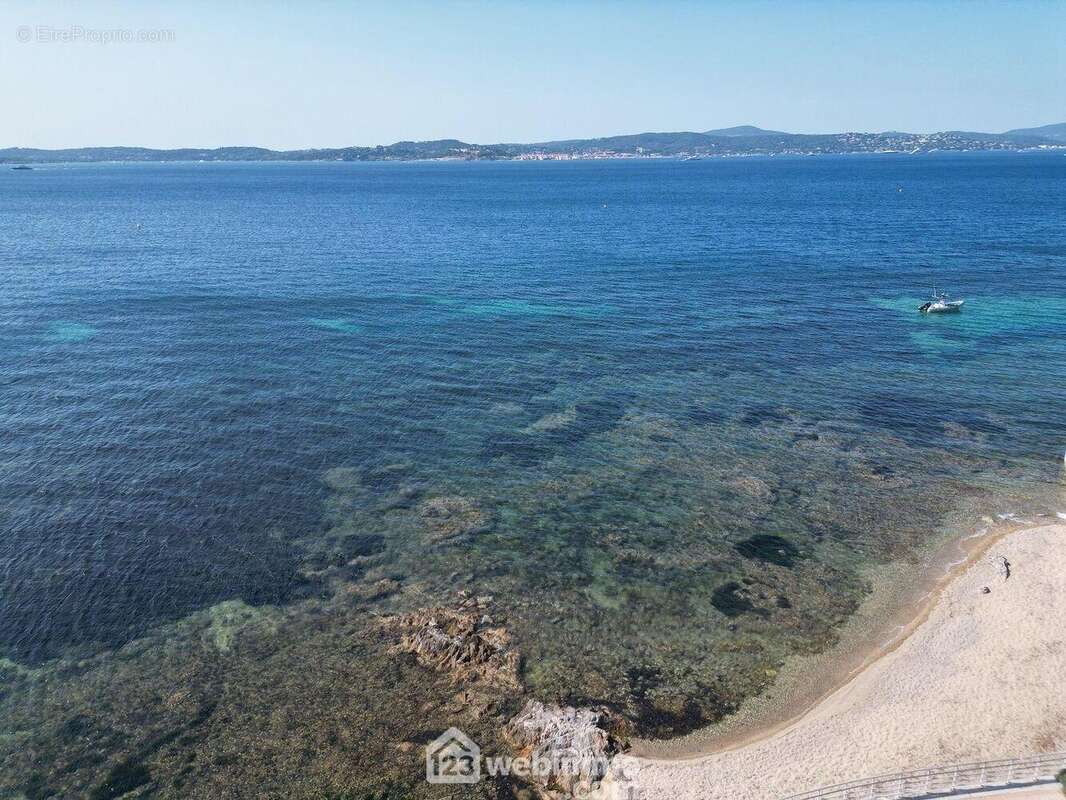 Une vue panoramique sur les eaux cristallines du Golfe de Saint-Tropez, à seulement quelques pas du sable fin. - Appartement à SAINTE-MAXIME