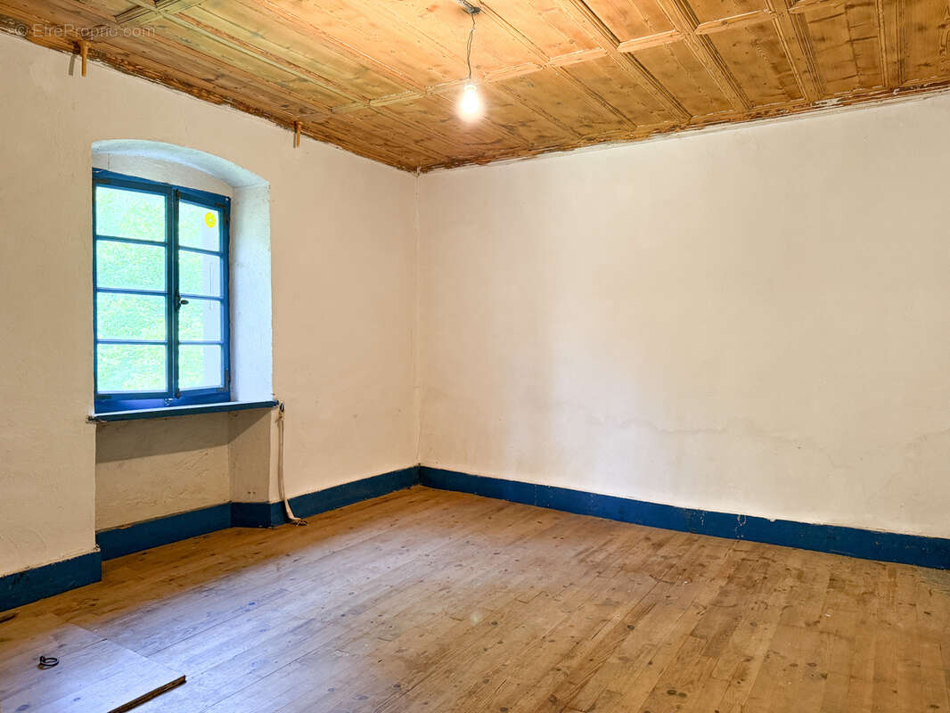 Maison à LA RIVIERE-ENVERSE