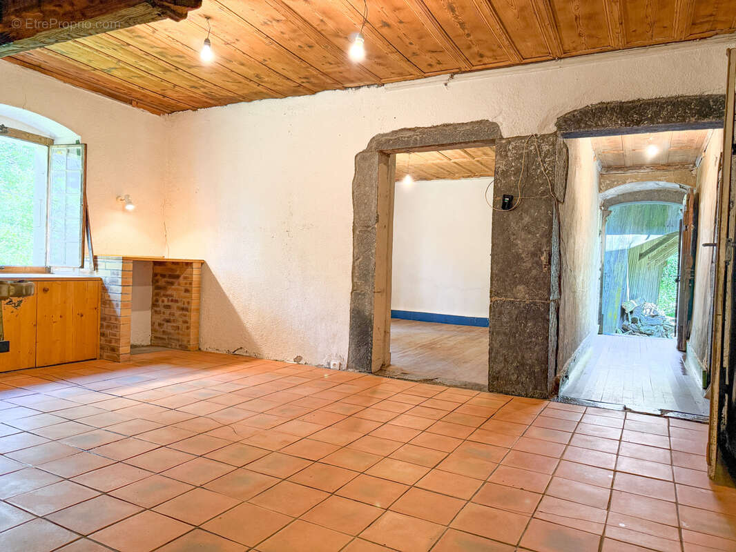 Maison à LA RIVIERE-ENVERSE