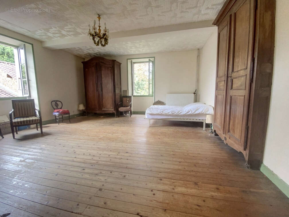 Maison à MANZAC-SUR-VERN