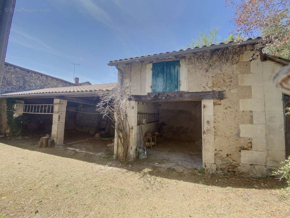 Maison à MANZAC-SUR-VERN