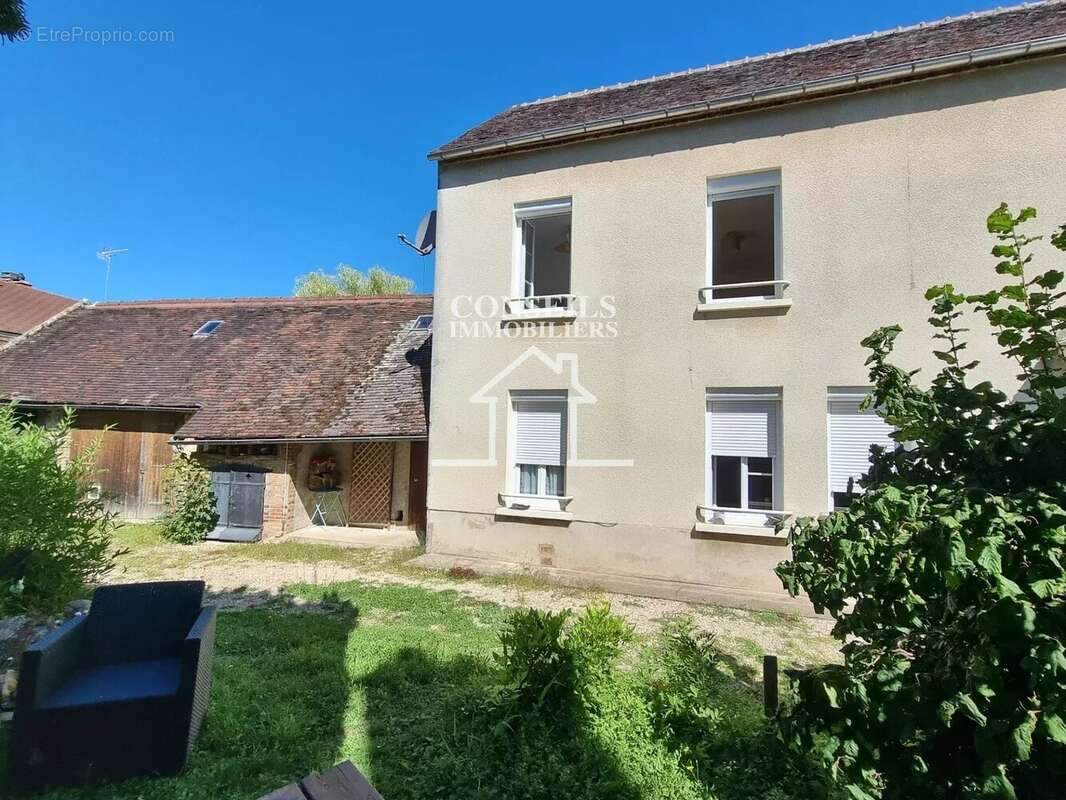 Maison à SAINT-JULIEN-DU-SAULT