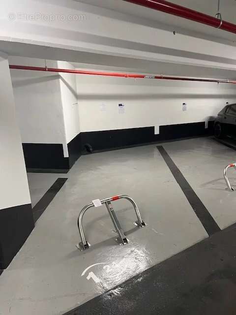 Parking à PARIS-17E