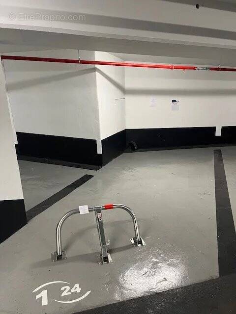 Parking à PARIS-17E