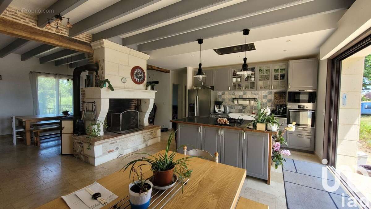 Photo 2 - Maison à LA ROCHE-CHALAIS