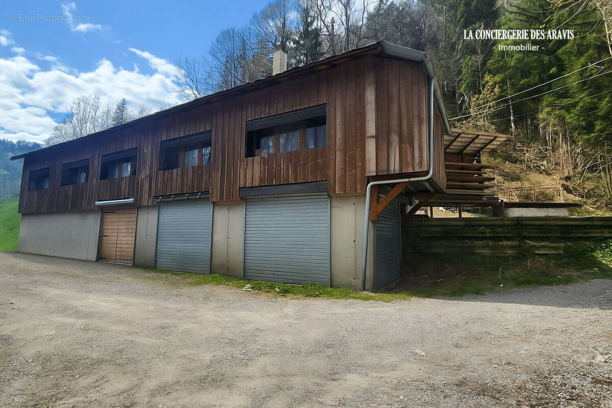 Commerce à SERRAVAL