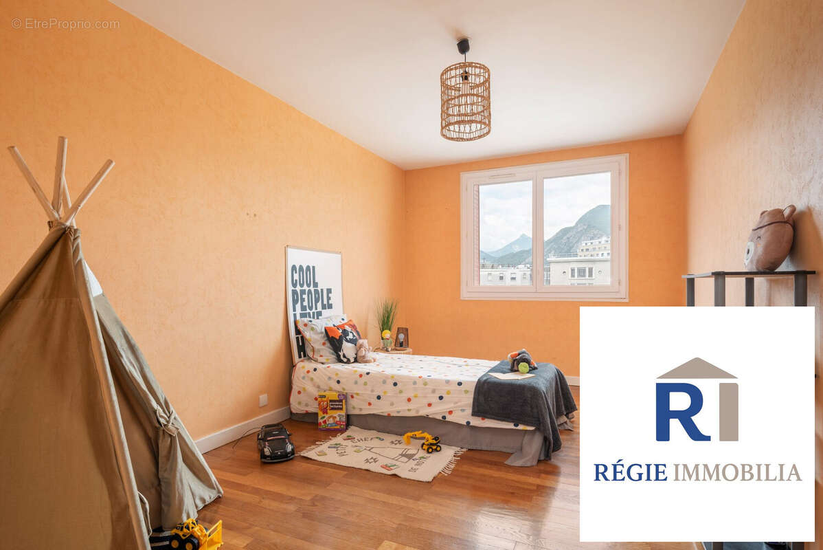 Chambre 3 - Appartement à GRENOBLE