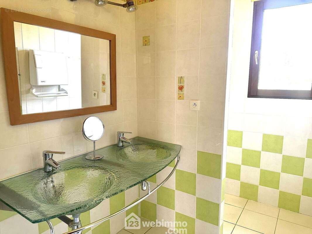 ... ainsi que la salle de bain avec douche à l&#039;italienne. - Maison à MAZE