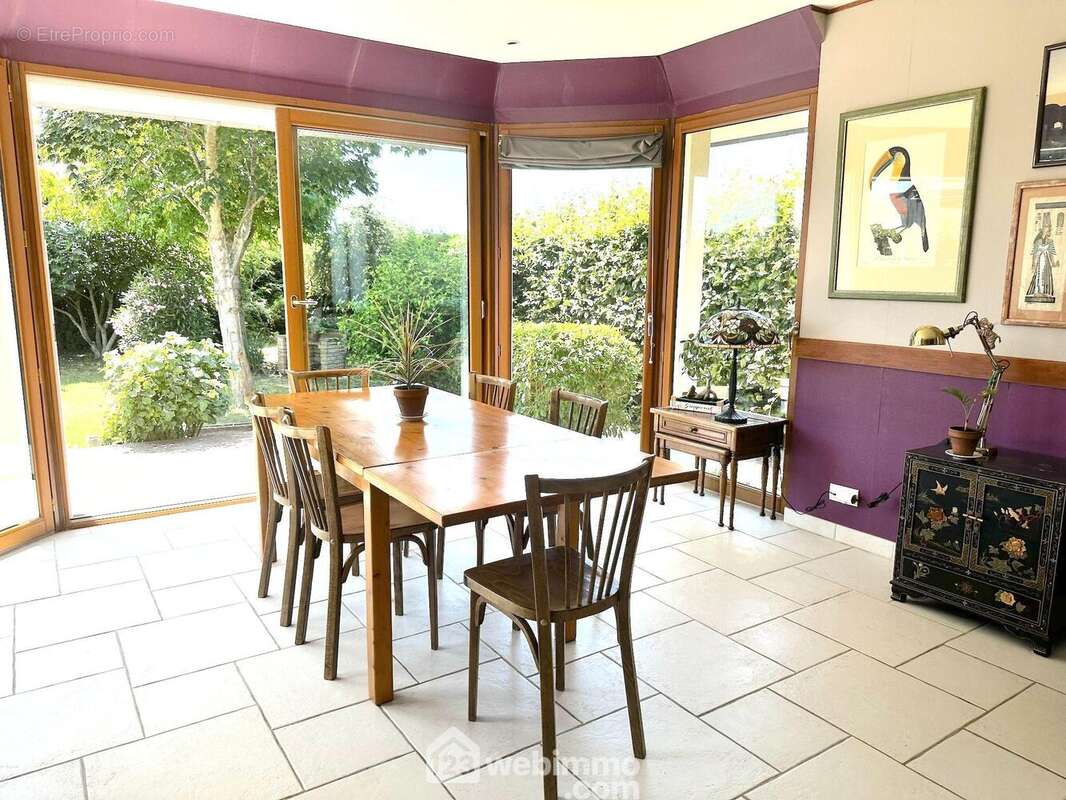 ... la partie séjour ouverte sur le jardin. - Maison à MAZE