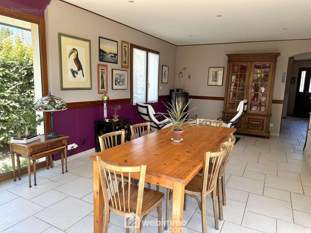 ... la pièce de vie de avec ... - Maison à MAZE