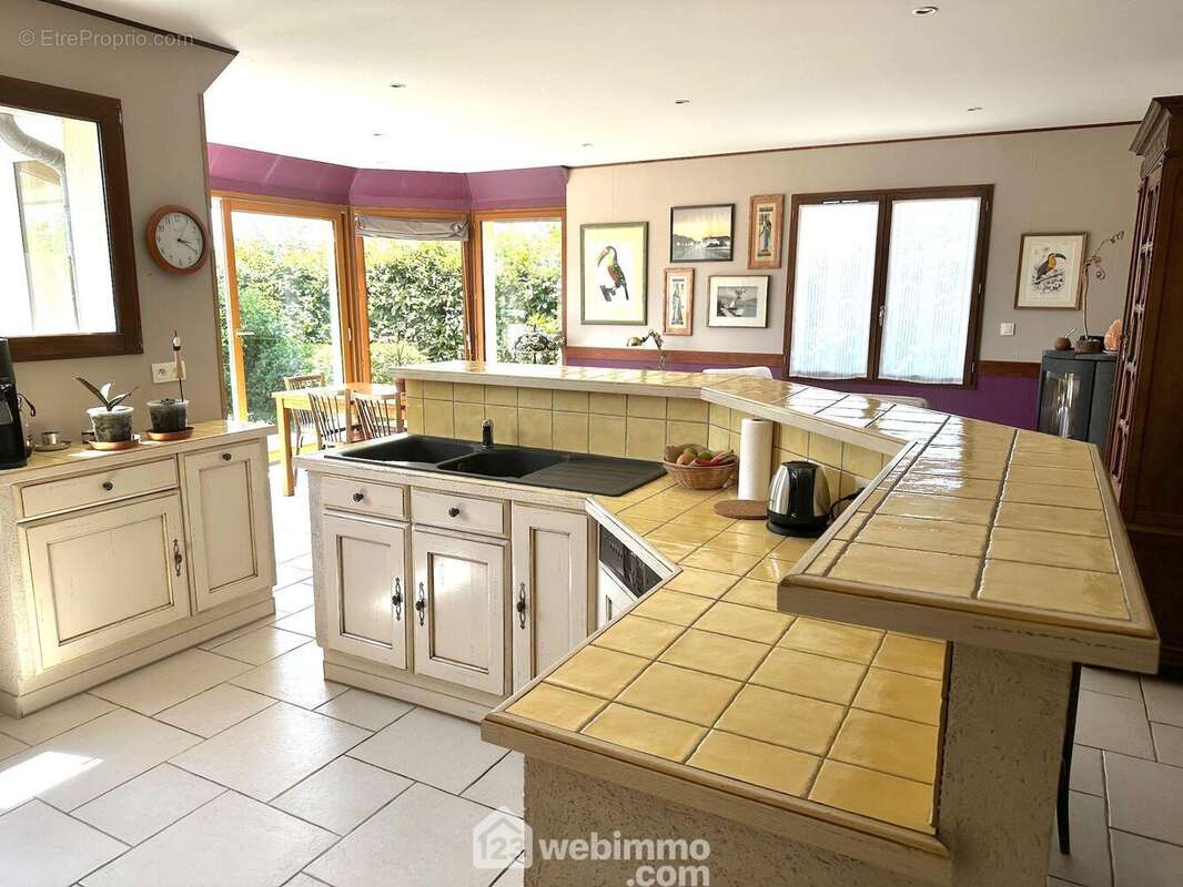 Cuisine aménagée et équipée, ouverte sur le salon-séjour. - Maison à MAZE