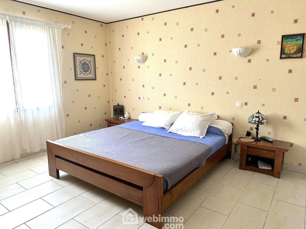 La chambre du RDC... - Maison à MAZE