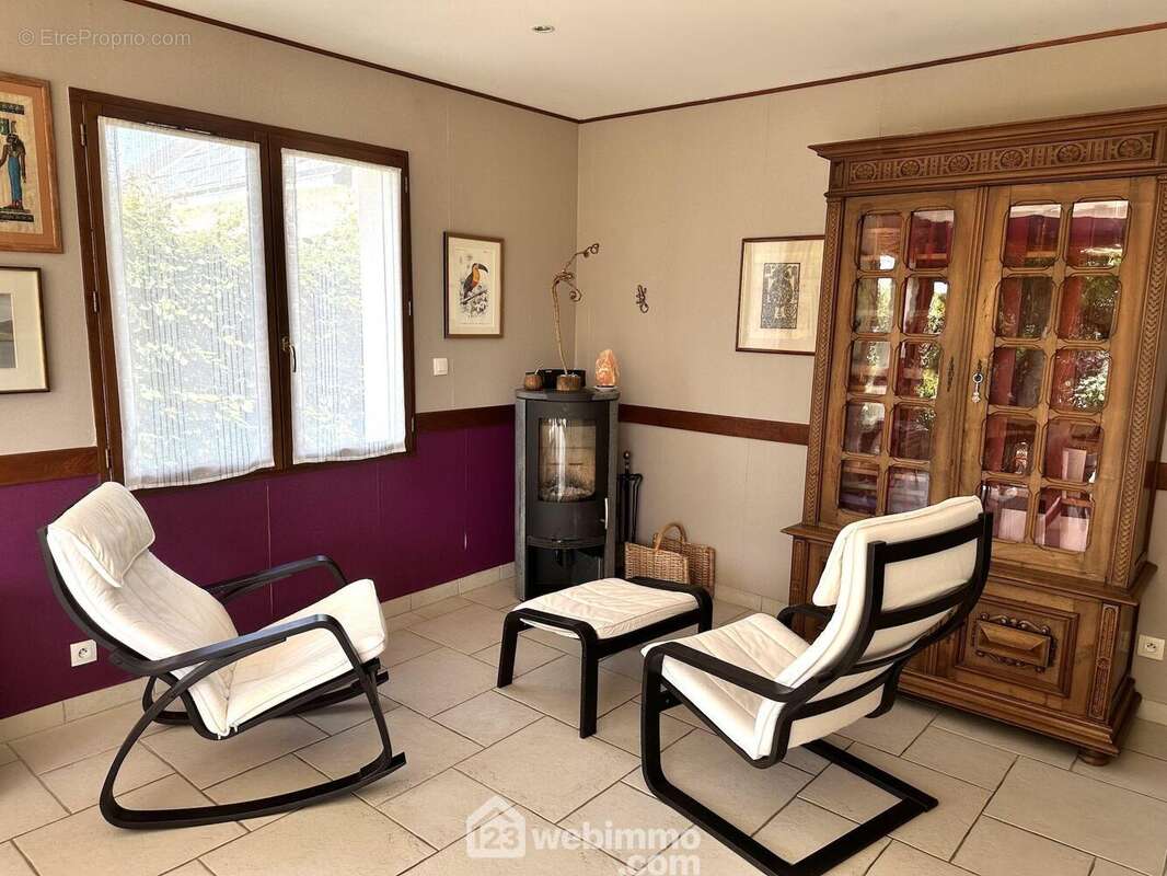 Le poêle chauffe une grande partie de la maison. - Maison à MAZE