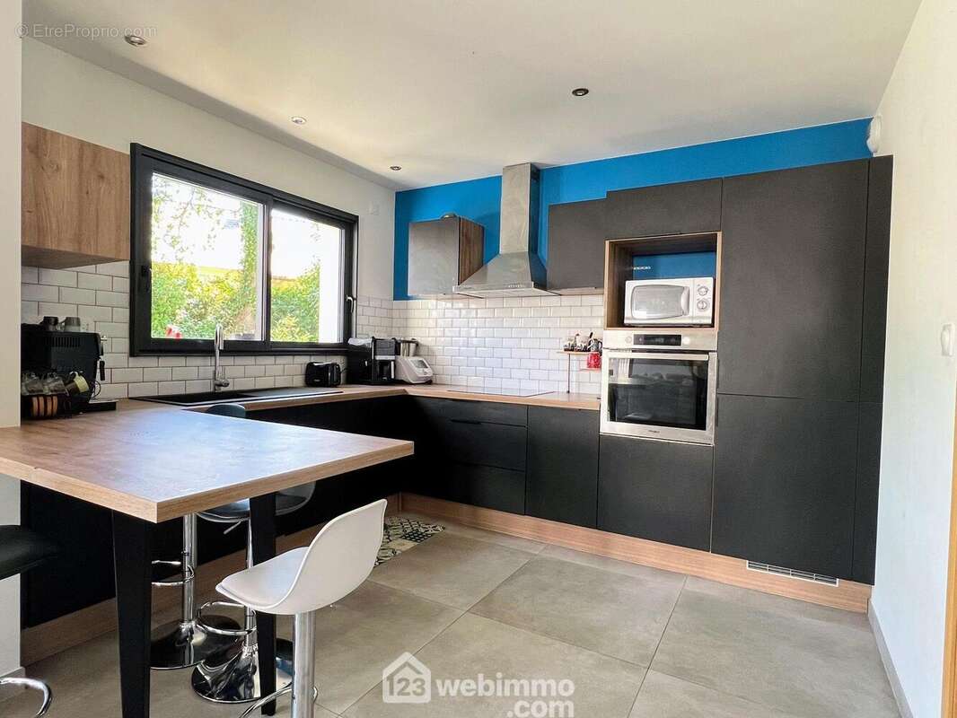 ... aménagée et équipée avec coin repas et disposant d&#039;un cellier de 4m². - Maison à MONTREUIL-JUIGNE