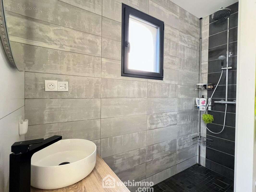 ... et salle de douche privative complète le niveau. - Maison à MONTREUIL-JUIGNE