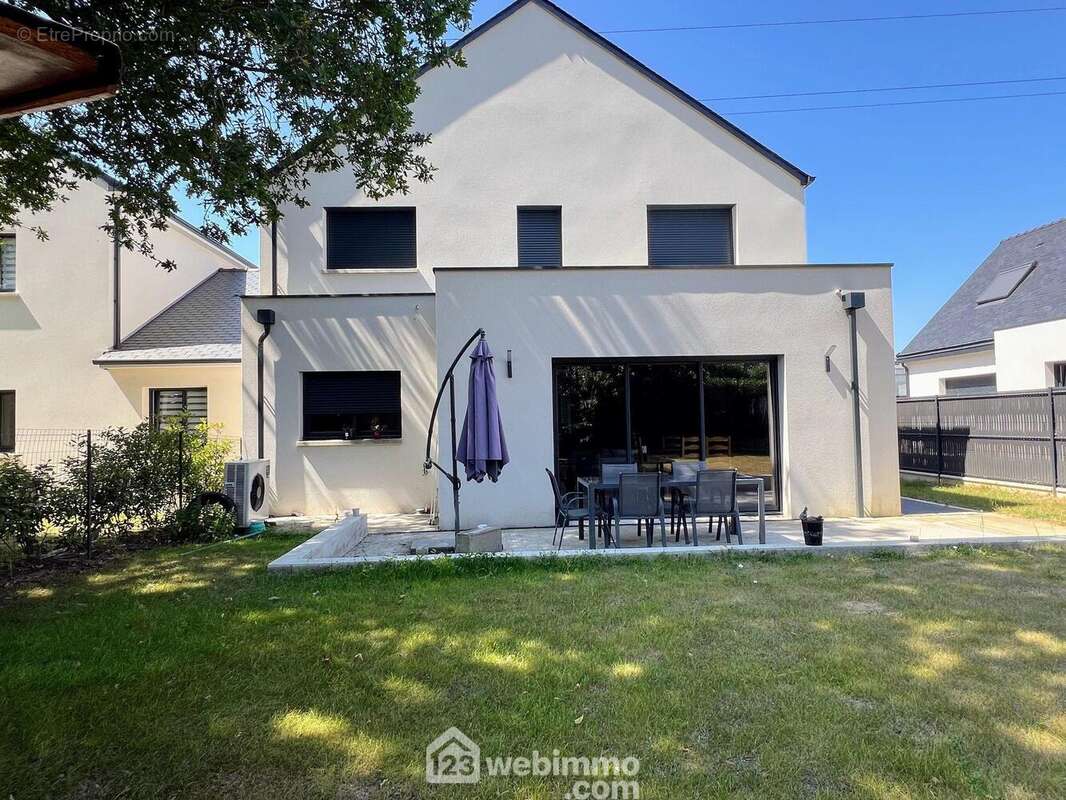 La maison dispose d&#039;un jardin arboré avec espace pelouse... - Maison à MONTREUIL-JUIGNE