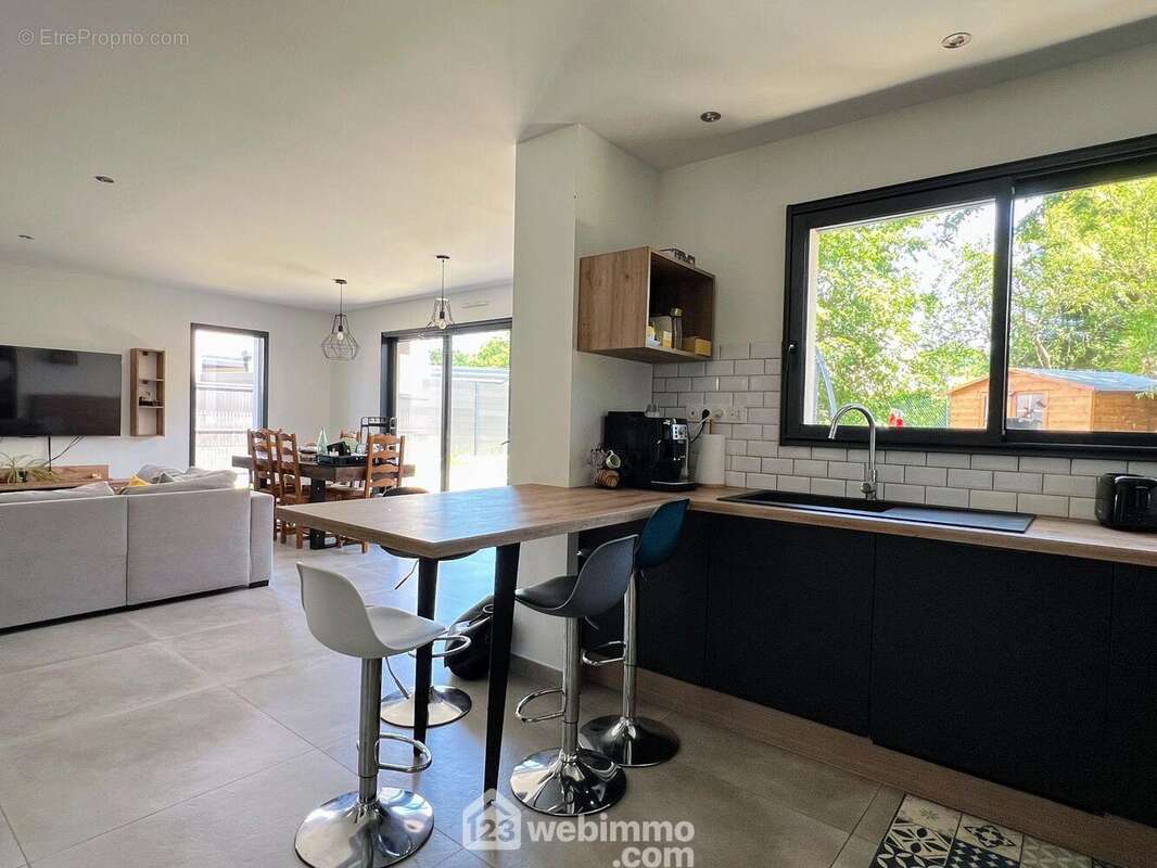 On trouve à proximité de cette pièce de vie une cuisine de 10 m²... - Maison à MONTREUIL-JUIGNE